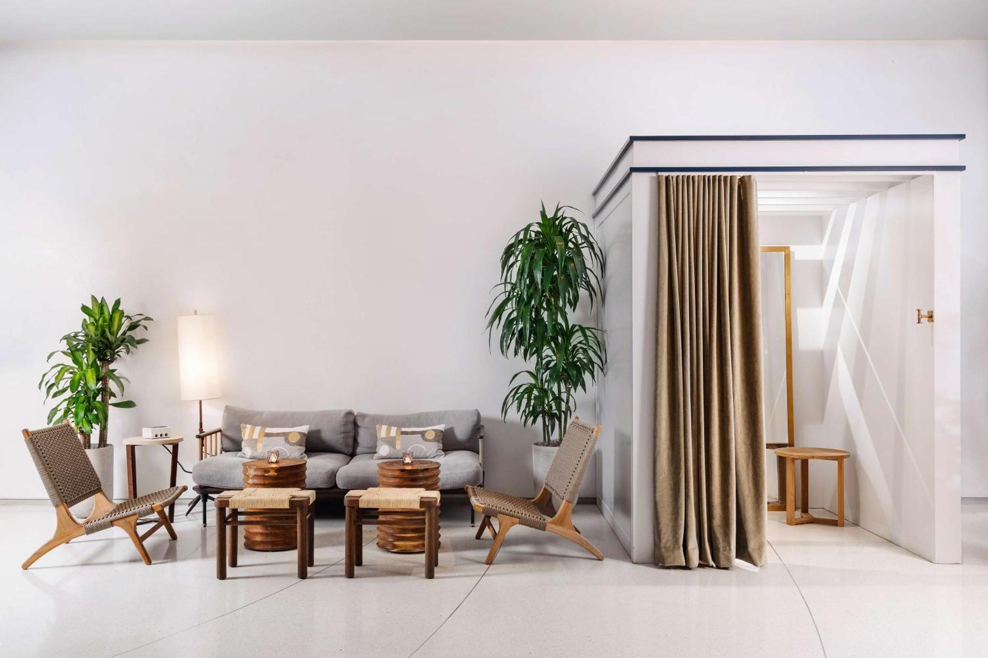 Nautilus Sonesta Miami Beach Exteriér fotografie A curtain used as a room divider