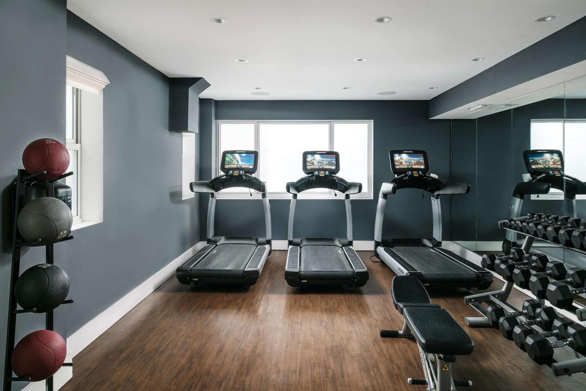Nautilus Sonesta Miami Beach Exteriér fotografie The gym at The Ivy Collection
