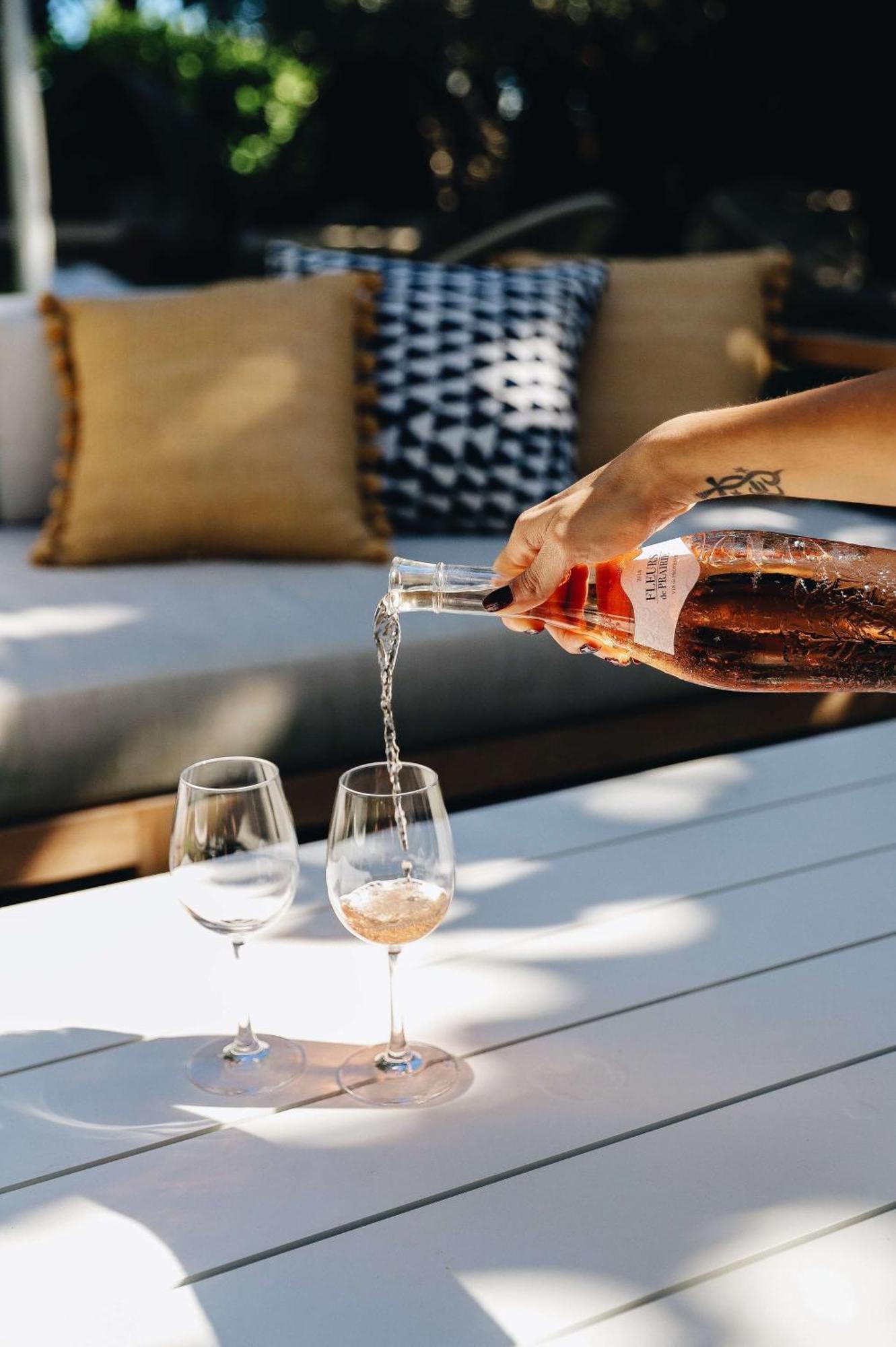 Nautilus Sonesta Miami Beach Exteriér fotografie Wine being poured