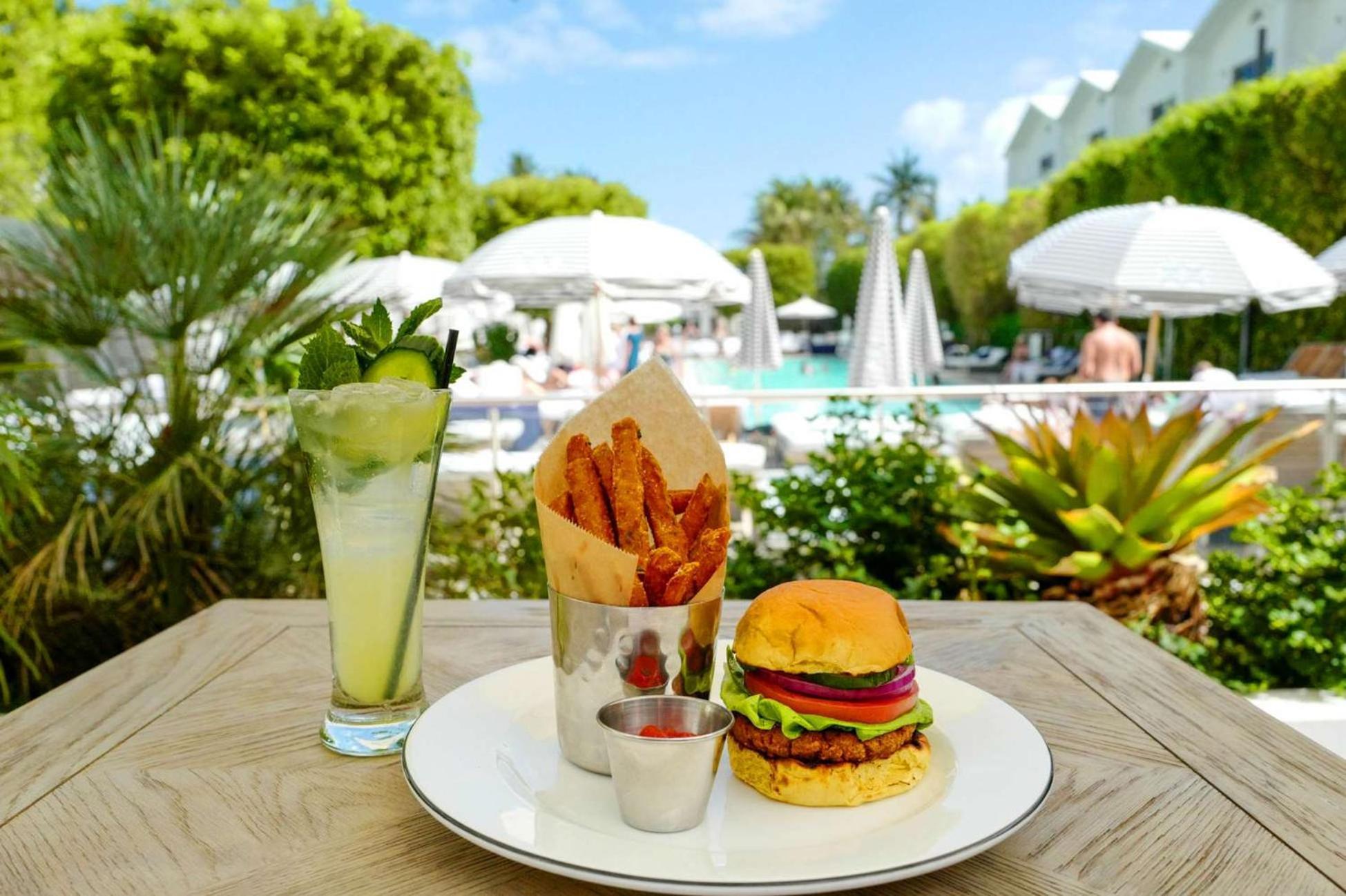 Nautilus Sonesta Miami Beach Exteriér fotografie A vegan burger at the Fontainebleau Hotel in Miami Beach, Florida